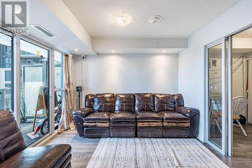 20 Meadowglen Place, Toronto, ON - Indoor Photo Showing Living Room