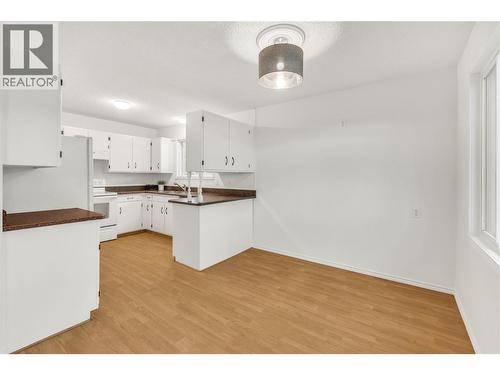 1528 Beatty Street, Penticton, BC - Indoor Photo Showing Kitchen