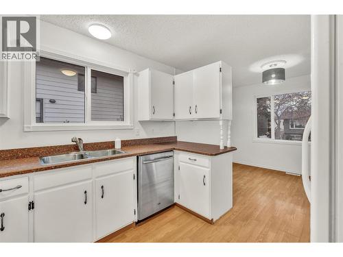 1528 Beatty Street, Penticton, BC - Indoor Photo Showing Kitchen With Double Sink