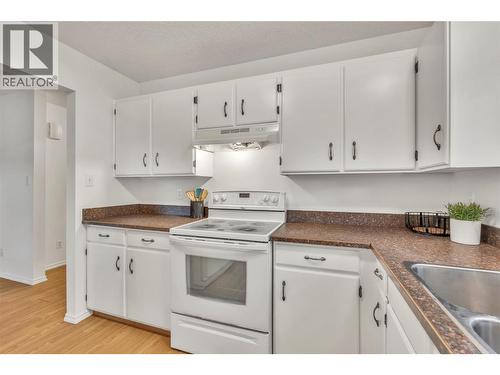 1528 Beatty Street, Penticton, BC - Indoor Photo Showing Kitchen With Double Sink