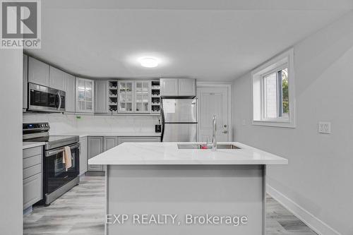 23 Lyndhurst Street, Hamilton, ON - Indoor Photo Showing Kitchen
