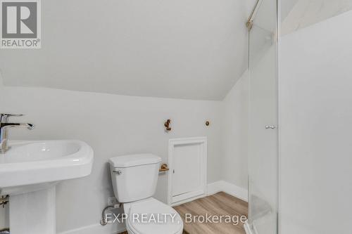 23 Lyndhurst Street, Hamilton, ON - Indoor Photo Showing Bathroom