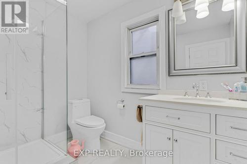 23 Lyndhurst Street, Hamilton, ON - Indoor Photo Showing Bathroom