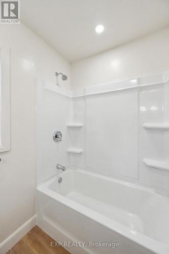 289 Houghton Avenue S, Hamilton, ON - Indoor Photo Showing Bathroom