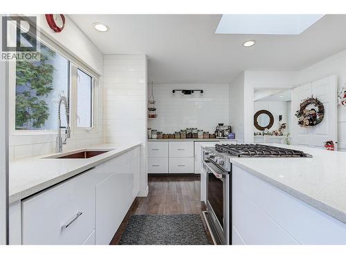15 Traders Cove Road, Kelowna, BC - Indoor Photo Showing Kitchen With Upgraded Kitchen