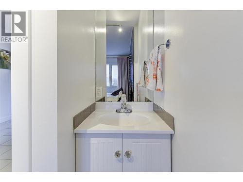15 Traders Cove Road, Kelowna, BC - Indoor Photo Showing Bathroom