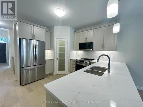 15 - 99 Cloverleaf Drive, Belleville (Thurlow Ward), ON - Indoor Photo Showing Kitchen With Double Sink