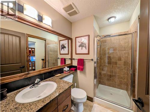 7495 Columbia Avenue Unit# 2113, Radium Hot Springs, BC - Indoor Photo Showing Bathroom