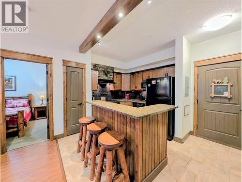7495 Columbia Avenue Unit# 2113, Radium Hot Springs, BC - Indoor Photo Showing Kitchen