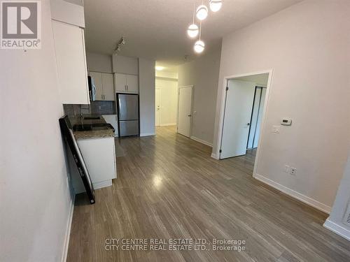 609 - 4085 Parkside Village Drive, Mississauga, ON - Indoor Photo Showing Kitchen