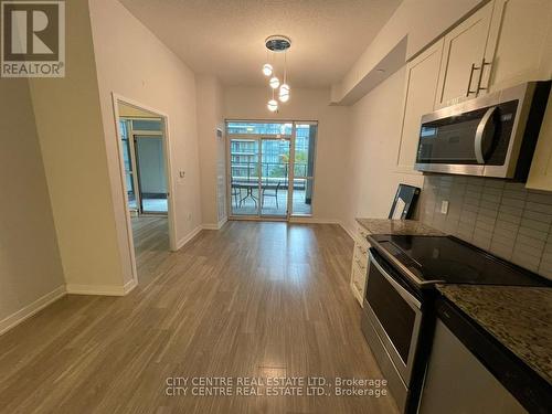 609 - 4085 Parkside Village Drive, Mississauga, ON - Indoor Photo Showing Kitchen