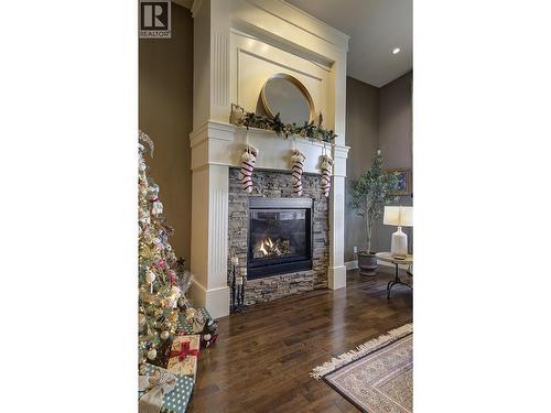 679 Devonian Avenue, Kelowna, BC - Indoor Photo Showing Living Room With Fireplace