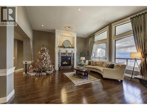 679 Devonian Avenue, Kelowna, BC - Indoor Photo Showing Living Room With Fireplace
