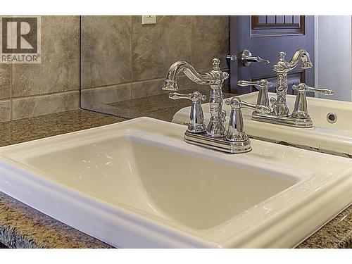 679 Devonian Avenue, Kelowna, BC - Indoor Photo Showing Bathroom