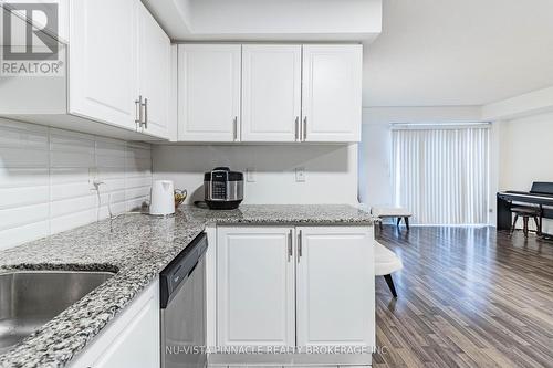 22 - 2488 Post Road, Oakville (Ro River Oaks), ON - Indoor Photo Showing Kitchen With Upgraded Kitchen