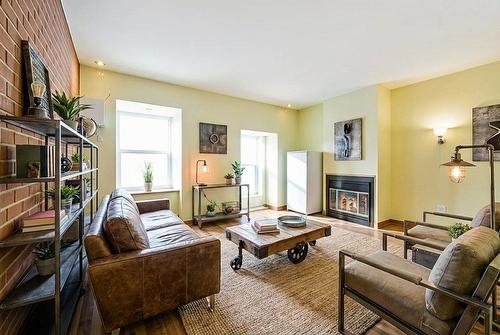 Salon - 302-3441 Rue Aylmer, Montréal (Le Plateau-Mont-Royal), QC - Indoor Photo Showing Living Room With Fireplace