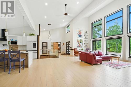 4223 Queen St, Sault Ste. Marie, ON - Indoor