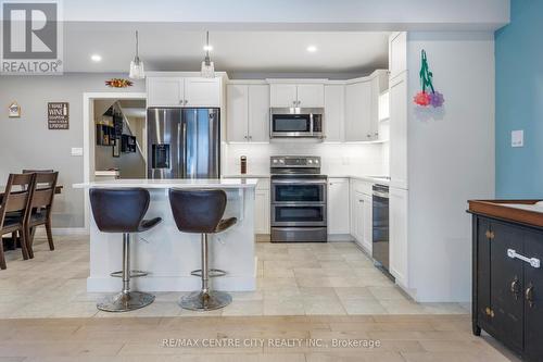 45 Charter Creek Court, St. Thomas, ON - Indoor Photo Showing Kitchen With Upgraded Kitchen