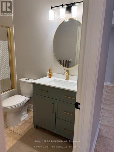 Main level semi-ensute - 16 - 5 Invermara Court, Orillia, ON - Indoor Photo Showing Bathroom