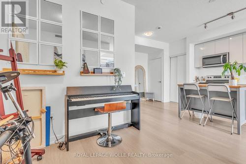 412 - 859 The Queensway, Toronto, ON - Indoor Photo Showing Kitchen