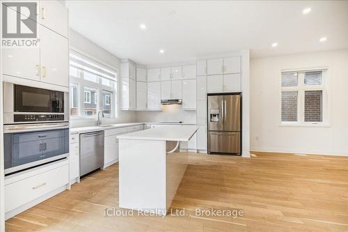 925 Hickory Crescent, Milton, ON - Indoor Photo Showing Kitchen With Upgraded Kitchen