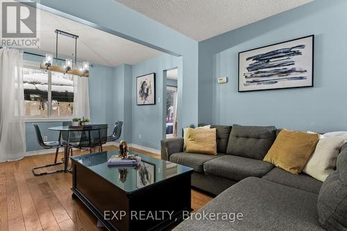 17 Glaceport Avenue, Hamilton, ON - Indoor Photo Showing Living Room