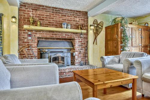 Salon - 150 Ch. Guénette, Sainte-Marguerite-Du-Lac-Masson, QC - Indoor Photo Showing Living Room With Fireplace