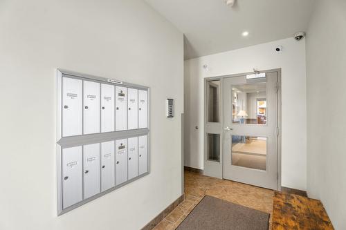 Hall d'entrée/Vestibule - F-8 Rue Ste-Lucie, Sainte-Agathe-Des-Monts, QC - Indoor Photo Showing Other Room