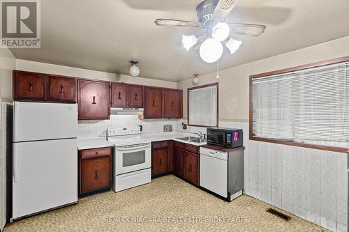 6183 Johnson Drive, Niagara Falls (Church'S Lane), ON - Indoor Photo Showing Kitchen With Double Sink