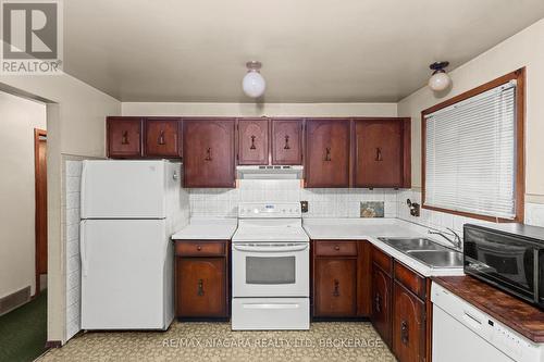6183 Johnson Drive, Niagara Falls (Church'S Lane), ON - Indoor Photo Showing Kitchen With Double Sink