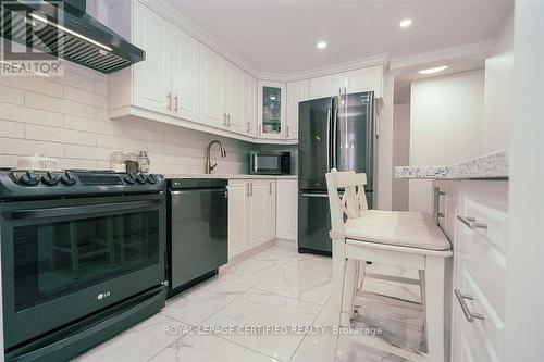 1907 - 145 Hillcrest Avenue, Mississauga, ON - Indoor Photo Showing Kitchen