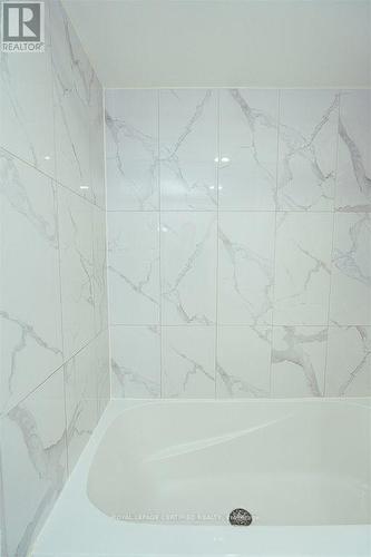 1907 - 145 Hillcrest Avenue, Mississauga, ON - Indoor Photo Showing Bathroom