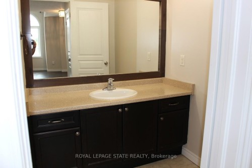 27 Waterbridge Street, Hamilton, ON - Indoor Photo Showing Bathroom