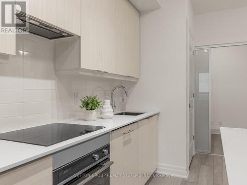 3206 - 36 Elm Drive W, Mississauga, ON - Indoor Photo Showing Kitchen