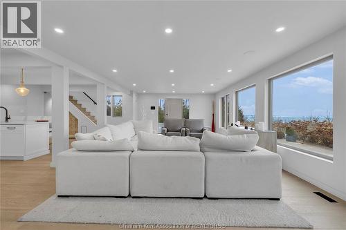 434 Front Road, Norfolk County, ON - Indoor Photo Showing Living Room