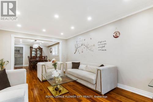 15 Thistle Ridge Drive Ne, Vaughan, ON - Indoor Photo Showing Living Room