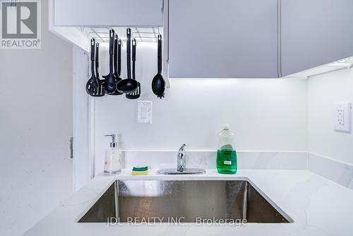 6 - 5 Sorauren Avenue, Toronto, ON - Indoor Photo Showing Kitchen