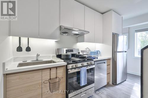 7 - 5 Sorauren Avenue, Toronto, ON - Indoor Photo Showing Kitchen
