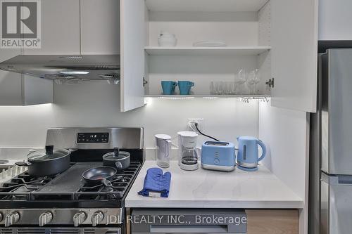 7 - 5 Sorauren Avenue, Toronto, ON - Indoor Photo Showing Kitchen
