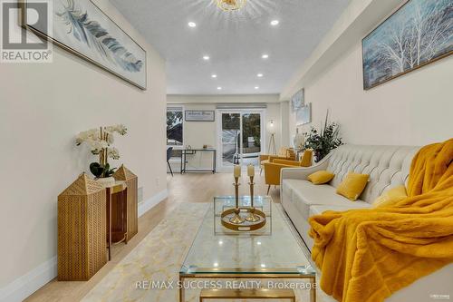 2281 Wildwood Crescent, Pickering, ON - Indoor Photo Showing Living Room