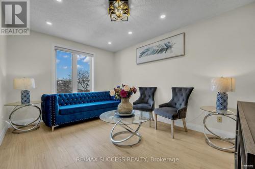 2281 Wildwood Crescent, Pickering, ON - Indoor Photo Showing Living Room