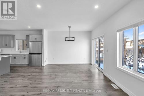 133 Marconi Court, London East, ON - Indoor Photo Showing Kitchen