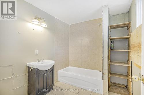 32 Division Street, St. Catharines, ON - Indoor Photo Showing Bathroom