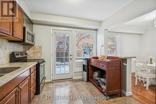 36 Berkshire Square E, Brampton, ON - Indoor Photo Showing Kitchen