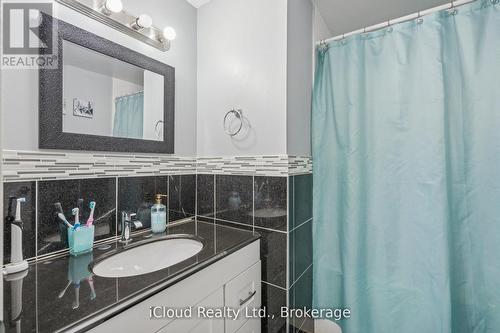 36 Berkshire Square E, Brampton, ON - Indoor Photo Showing Bathroom