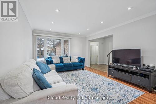 36 Berkshire Square E, Brampton, ON - Indoor Photo Showing Living Room