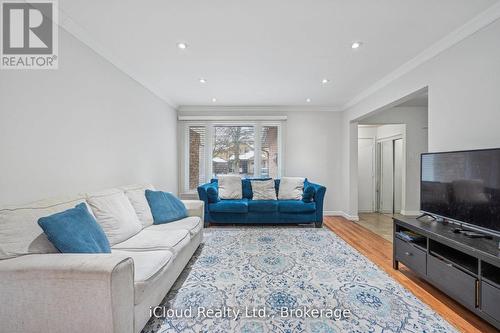 36 Berkshire Square E, Brampton, ON - Indoor Photo Showing Living Room