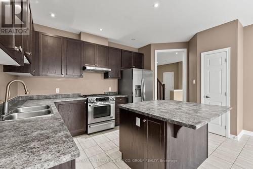 326 Gallantry Way, Ottawa, ON - Indoor Photo Showing Kitchen With Double Sink With Upgraded Kitchen