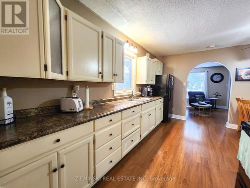 123 Picadilly Circle, Iroquois Falls, ON - Indoor Photo Showing Kitchen