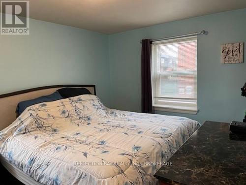 Huge Bedroom big enough for a King Sized bed - 3 - 5 Applewood Avenue, Hamilton (Stoney Creek), ON - Indoor Photo Showing Bedroom